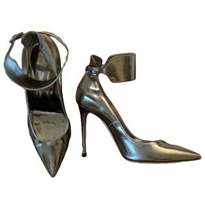 Gianvitto Rossi high pumps in silver with removable ankle strap. In size 39